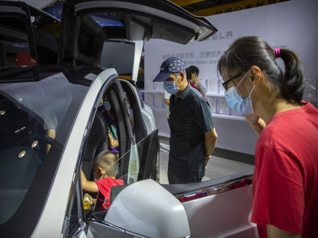 Khách hàng xem xe tại triển lãm ô tô Bắc Kinh hôm 25/9. Ảnh: AP