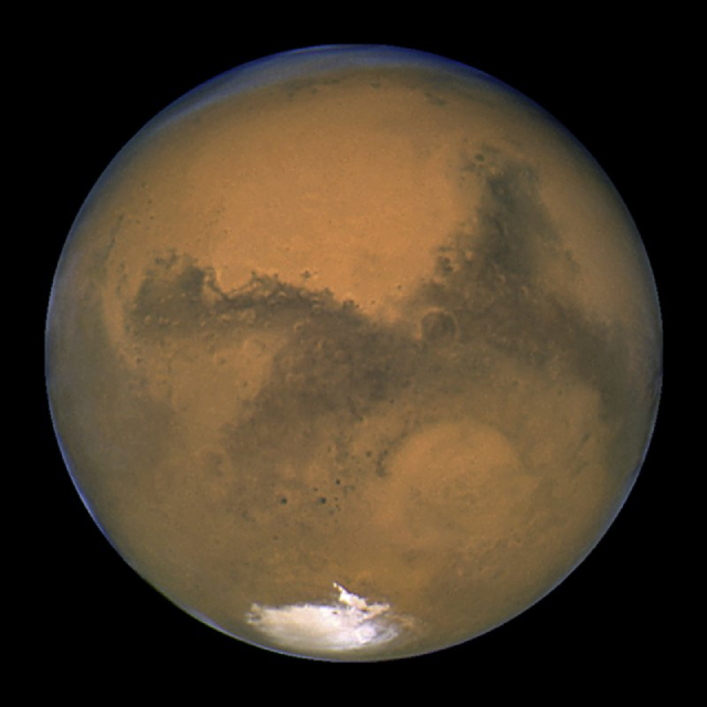 Một mạng lưới các ao nước mặn có thể đang tồn tại bên dưới Cực Nam của sao Hỏa cùng với một hồ nước ngầm lớn, làm tăng triển vọng về sự sống trên sao Hỏa.