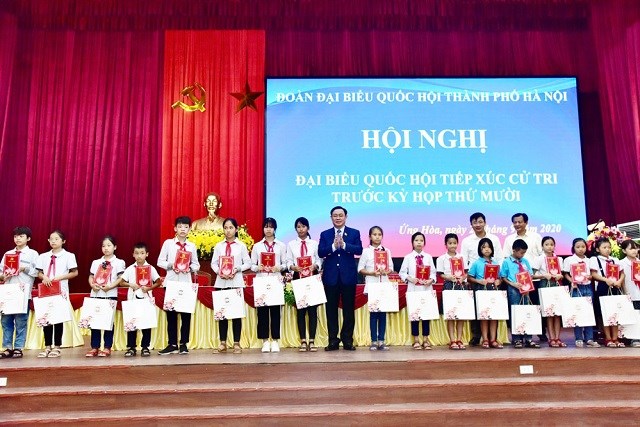 Bí thư Thành ủy Hà Nội Vương Đình Huệ tặng quà cho các em học sinh nghèo vượt khó của huyện Ứng Hòa.