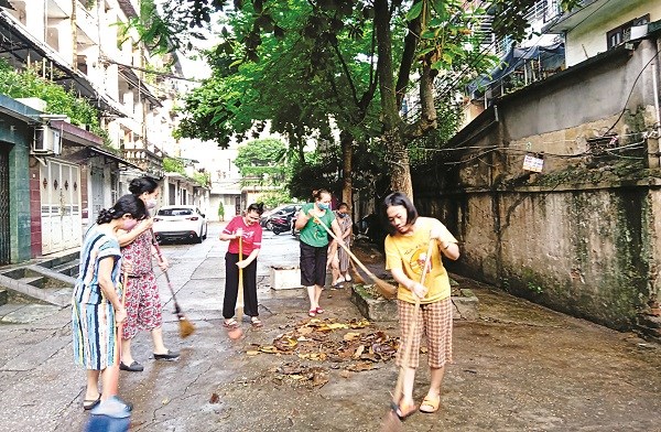 Chị em hội viên phụ nữ trên địa bàn quận Hoàng Mai tích cực ra quân tổng vệ sinh môi trường hàng tuần