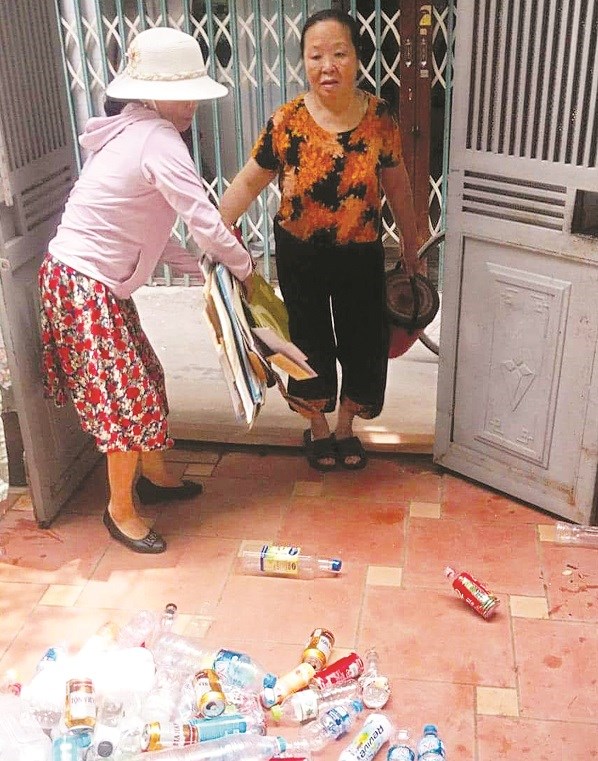 Chị em hội viên phụ nữ phường Tân Mai thu gom rác tái chế thực hiện mô  hình “Biến rác thành tiền”