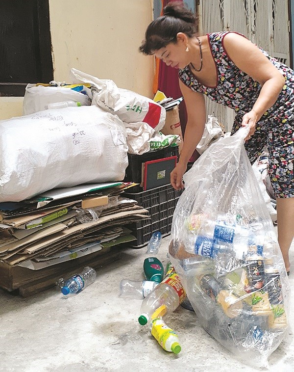 Chị em hội viên phụ nữ phường Định Công thu gom rác tái chế để gây quỹ Hội