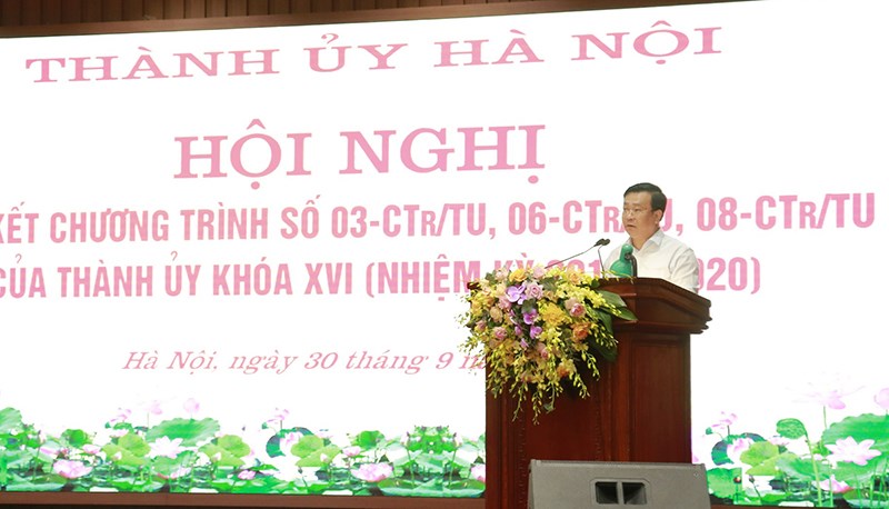 Giám đốc Sở Xây dựng Võ Nguyên Phong trình bày báo cáo tại hội nghị.