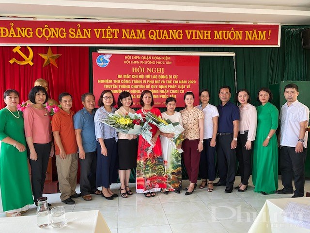 Các đại biểu tặng hoa chúc mừng Chi hôi nữ lao động di cư phường Phúc Tân, quận Hoàn Kiếm