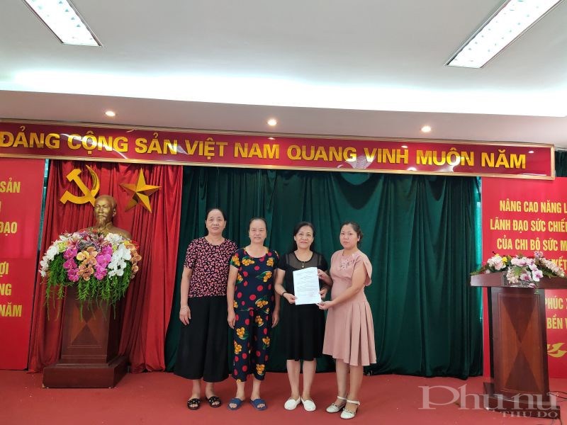 Đồng chí Nguyễn Thị Giang - Chủ tịch Hội LHPN phường Phúc Xá trao quyết định thành lập CLB nữ lao động nhập cư