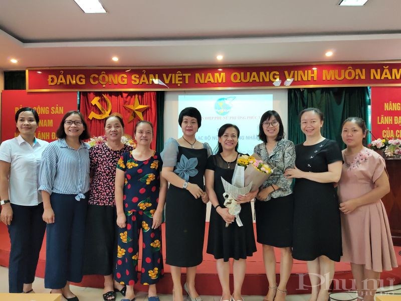 Các đại biểu tặng hoa chúc mừng Ban Chủ nhiệm CLB nữ lao động nhập cư tại phường Phúc Xá quận Ba Đình