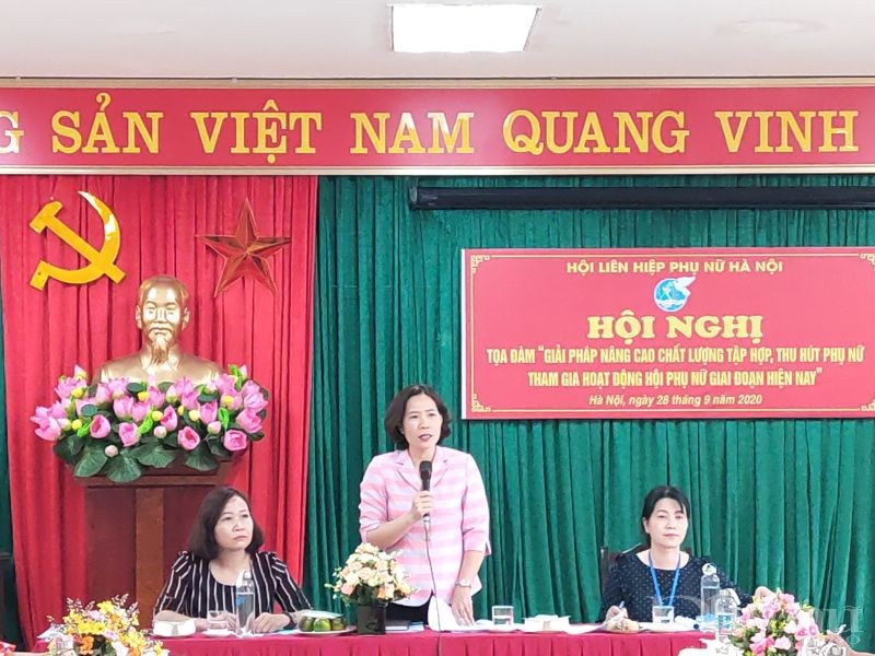 Đồng chí Lê Kim Anh - Chủ tịch Hội LHPN Hà Nội phát biểu chỉ đạo hội nghị tại cụm 1  quận Hà Đông