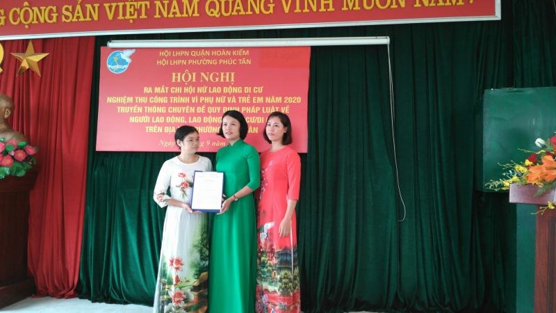 Đồng chí Nguyễn Thị Huyền Trang - Chủ tịch Hội LHPN phường Phúc Tân trao quyết định thành lập Chi hội nữ lao động di cư