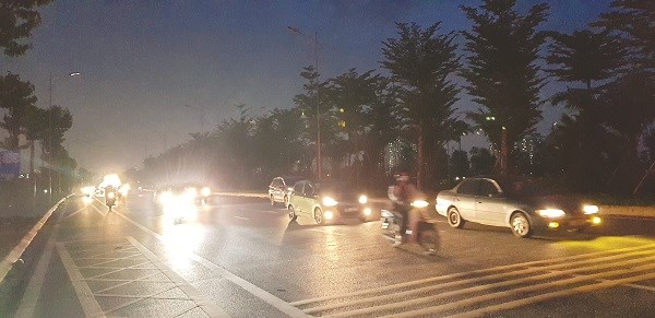 Tuyến đường Cienco 5 qua khu đô thị Thanh Hà bị mất đèn đường gần cả tháng nay gây khó khăn cho người tham gia giao thông