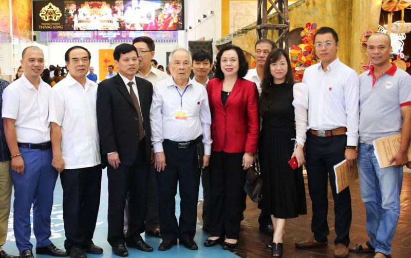 Phó Bí thư Thường trực Thành ủy Ngô Thị Thanh Hằng với các đại biểu dự hội thảo