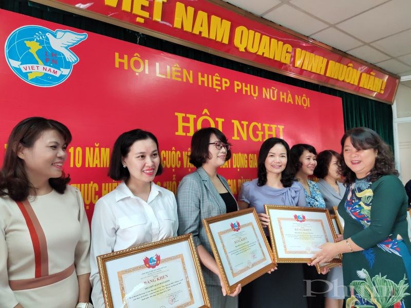Đồng chí Nguyễn Thị Thu Thủy- Phó Chủ tịch Thường trực Hội LHPN Hà Nội tặng Giấy khen cho các tập thể  có thành tích xuất sắc trong thực hiện cuộc vận động