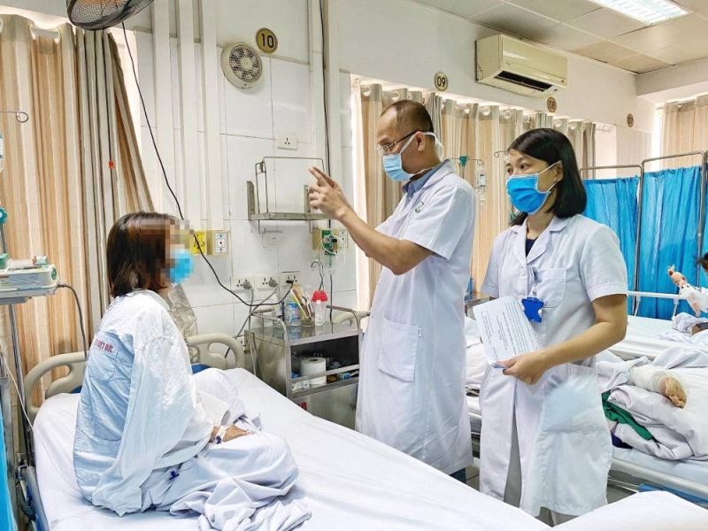 Bác sĩ BV Việt Đức kiểm tra thị lực sau phẫu thuật cho bệnh nhân.