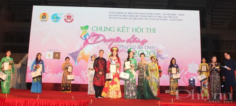 Chủ tịch Câu lạc bộ Áo dài Việt Nam, nhà thiết kế Đỗ Trịnh Hoài Nam và Giám đốc Nhà hát Nhạc vũ kịch Việt Nam Trần Ly Ly trao giải Ba cho 2 thí sinh.
