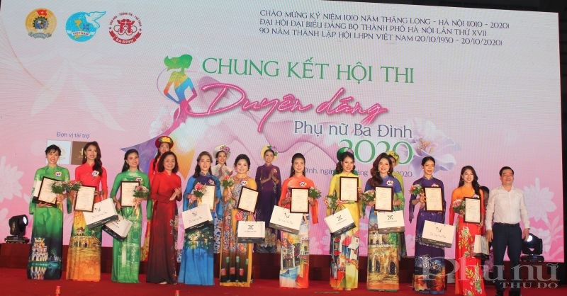 Chủ tịch Liên đoàn Lao động quận Ba Đình Nguyễn Xuân Trọng và Chủ tịch Hội LHPN quận Ba Đình Đinh Thị Phương Liên trao giải thưởng phụ cho 10 thí sinh.