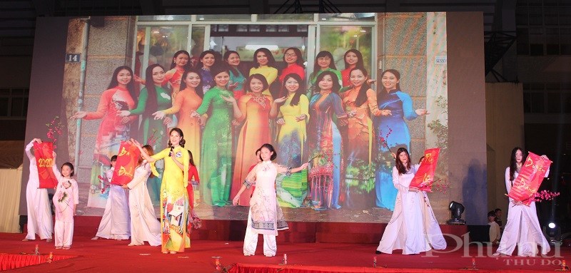 Áo dài được phụ nữ mặc ngày càng phổ biến ở trường học, công sở, doanh nghiệp. Trong các sự kiện trọng đại của đất nước, trên các diễn đàn quốc tế, áo dài mặc nhiên trở thành quốc phục trang trọng, lịch lãm của phụ nữ Việt Nam.