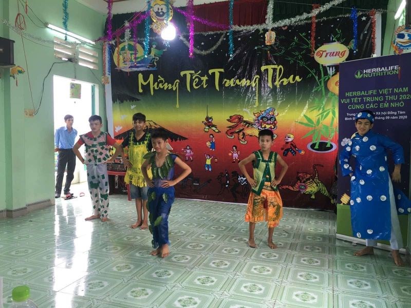 Các bạn nhỏ tại trung tâm Bảo trợ xã hội Đồng Tâm – Bình Định hào hứng với các tiết mục trình diễn do các em tự dàn dựng.
