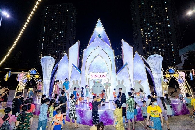 Không gian lung linh tại Vincom Mega Mall Royal City đã thu hút hàng nghìn người dân Hà Nội ghé thăm trong 2 tuần vừa qua.