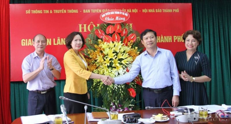 Đại diện Ban tuyên giáo Thành ủy Hà Nội và Hội Nhà báo Hà Nội tặng hoa chúc mừng Hội LHPN Hà Nội, báo Phụ nữ Thủ đô nhân kỷ niêm 90 năm ngày thành lập Hội LHPN Việt Nam.
