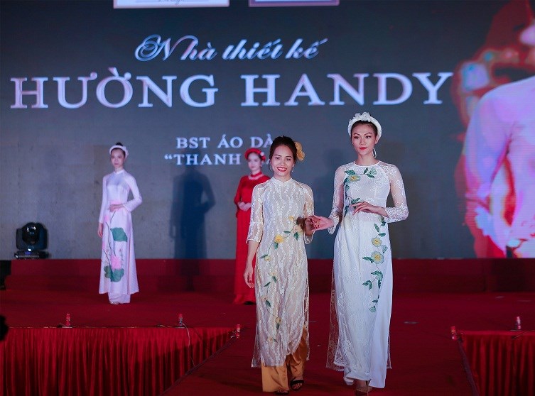NTK Hường Handy muốn góp phần quảng bá và gìn giữ những giá trị và nét đẹp văn hóa của làng nghề truyền thống thông qua tà áo dài thiết kế của mình