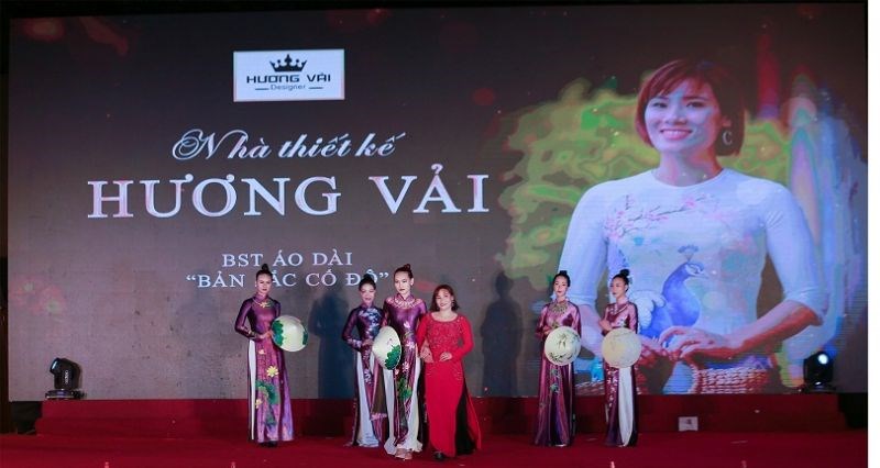 Hình ảnh tà áo dài xứ Huế đã in sâu vào trong tiềm thức của mỗi người phụ nữ Việt Nam.