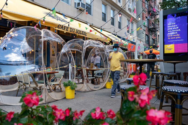 Lều bong bóng được dựng bên ngoài Cafe Du Soleil sau đợt bùng phát COVID-19 ở quận Manhattan của Thành phố New York