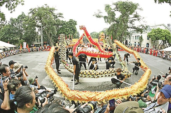 Màn múa Rồng, múa Lân, tái hiện các sự kiện lịch sử truyền thống vẻ vang của dân tộc.