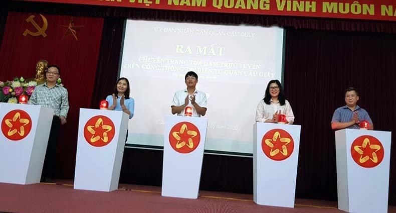 Đại biểu TP Hà Nội và lãnh đạo quận Cầu Giấy thực hiện lễ ra mắt trang tọa đàm