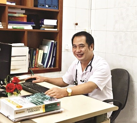 BS Nguyễn Trung Cấp tham khảo tài liệu y khoa để tìm cách điều trị cho những trường hợp bệnh khó, hiếm gặp.