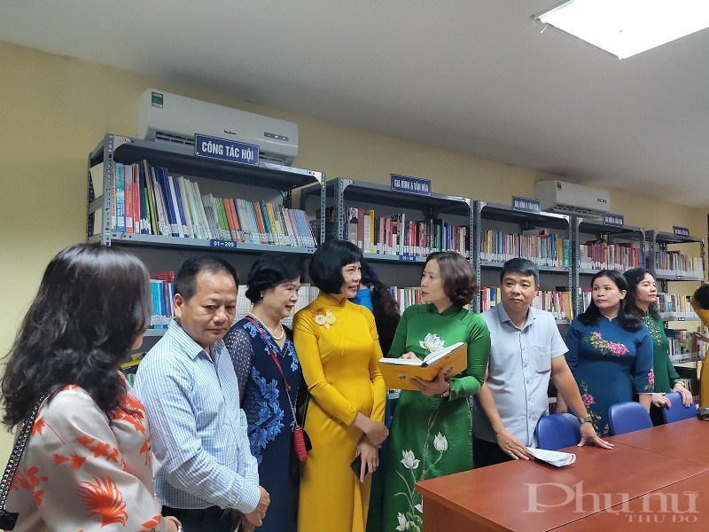 Các đại biểu trao đổi và tham quan thư viện của Hội LHPN quận Hoàn Kiếm.
