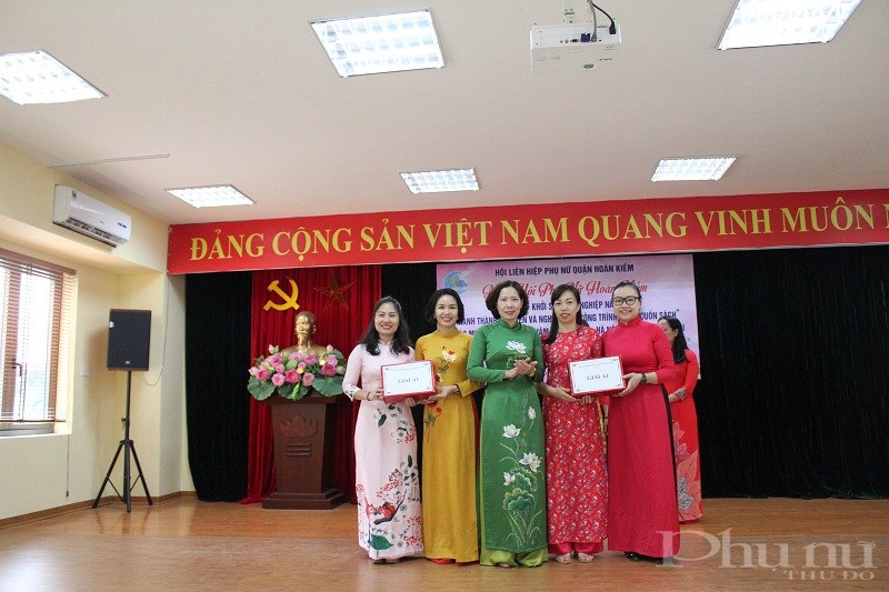 Đồng chí Lê Kim Anh - Chủ tịch Hội LHPN  Hà Nội trao giải ý tưởng sáng tạo cho các đơn vị