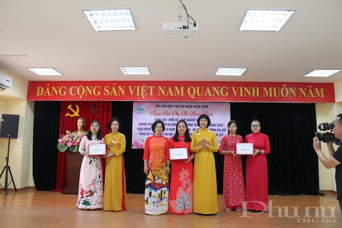 Đồng chí Trịnh Thị Huệ - Chủ tịch Hội LHPN quận Hoàn Kiếm trao giảo cho các ý tưởng sáng tạo