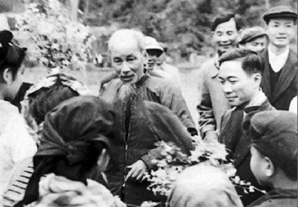 Bác Hồ và nhà thơ Tố Hữu thăm đồng bào Cao Bằng năm 1961. 	(Ảnh tư liệu)