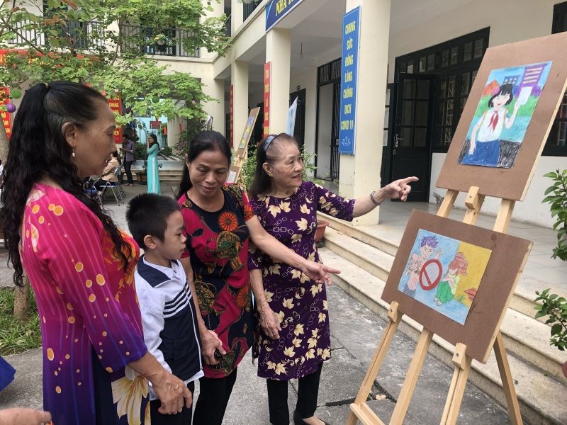 Hội viên phụ nữ Hội LHPN Đống Đa tham quan tranh vẽ chủ đề an toàn cho phụ nữ và trẻ em của học sinh trường THCS Tô Vĩnh Diện