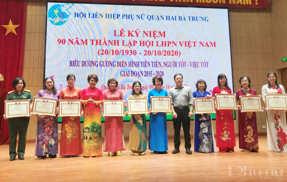 Tổng Biên tập báo Phụ nữ Thủ đô Lê Quỳnh Trang và đồng chí Vũ Văn Hoạt - Phó Chủ tịch UBND quận Hai Bà Trưng tặng Giấy khen cho các gương phụ nữ tiêu biểu của quận.