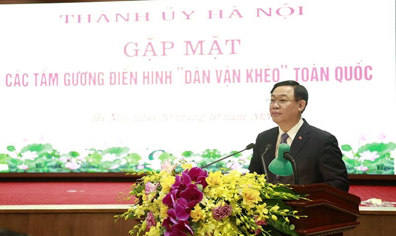 Bí thư Thành ủy Vương Đình Huệ phát biểu tại buổi gặp mặt.