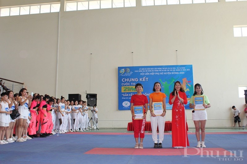Chị Nguyễn Thị Mỹ Linh - Chủ tịch Hội LHPN huyện Đông Anh trao giải Ba cho các đội thi