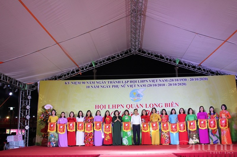 Đồng chí Lê Thị Thiên Hương - Phó Chủ tịch Hội LHPN Hà Nội tặng cờ lưu niệm cho các đơn vị tham gia ngày hội