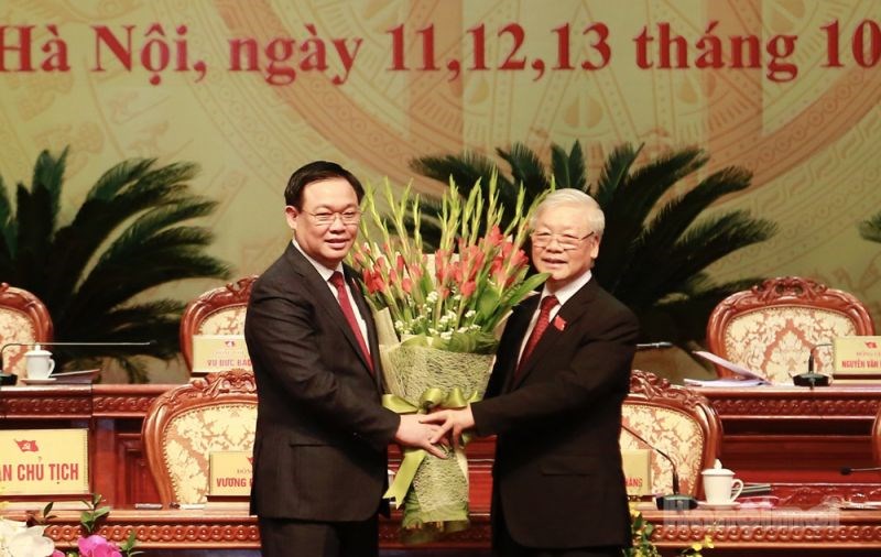 Bí thư Thành ủy Vương Đình Huệ tặng hoa Tổng Bí thư, Chủ tịch nước Nguyễn Phú Trọng