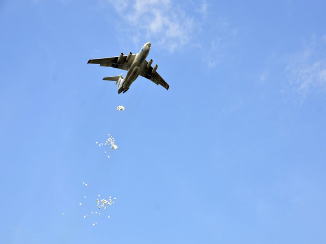 Một máy bay của Chương trình Lương thực Thế giới (WFP) thả viện trợ lương thực xuống thị trấn Jiech, Quận Ayod, ở Nam Sudan.