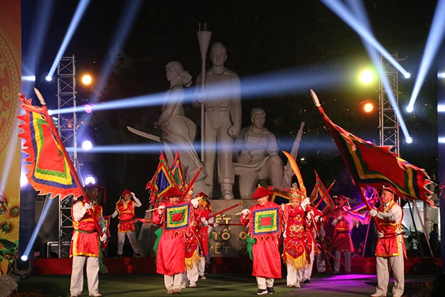 Màn “Múa chạy cờ” do các nghệ nhân đến từ xã Tân Triều, huyện Thanh Trì biểu diễn. (Ảnh: Sở VHTT Hà Nội)