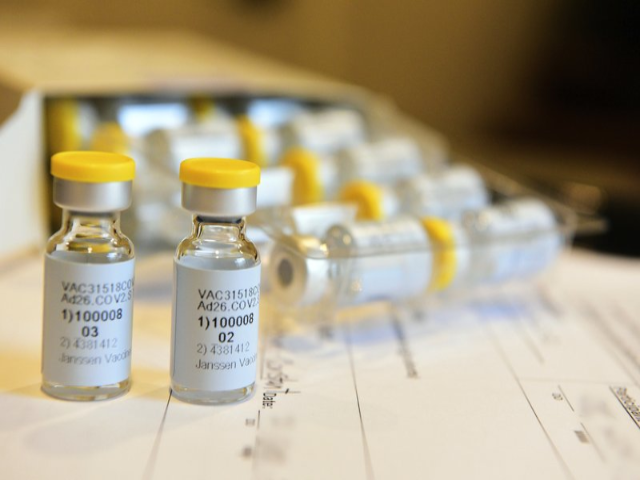Một nghiên cứu giai đoạn cuối về ứng cử viên vắc-xin COVID-19 của Johnson & Johnson đã bị cho tạm dừng để điều tra xem liệu “bệnh không rõ nguyên nhân” của người tham gia nghiên cứu có liên quan đến việc tiêm hay không.
