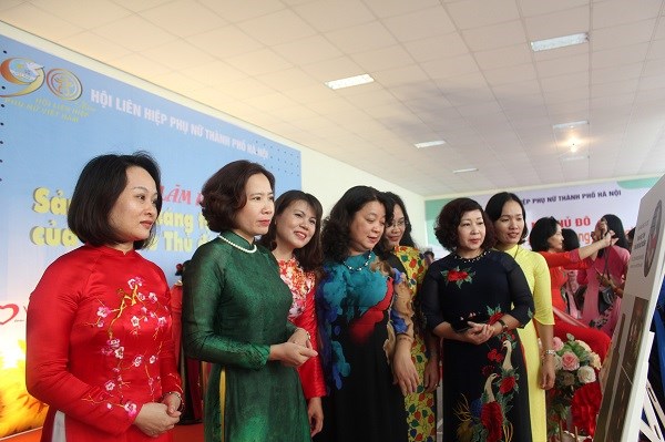 Các đại biểu thăm quan sản phẩm sáng tạo của phụ nữ Hà Nội tại Ngày hội phụ nữ Thủ đô khởi nghiệp sáng tạo - Kết nối thành công năm 2020