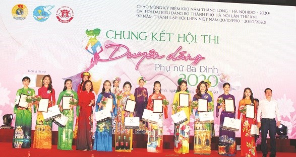 Chủ tịch Liên đoàn Lao động quận Ba Đình Nguyễn Xuân Trọng và Chủ tịch Hội Liên hiệp Phụ nữ quận Ba Đình Đinh Thị Phương Liên trao giải thưởng phụ cho 10 thí sinh