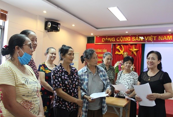 Một buổi sinh hoạt của các thành viên CLB Nữ lao động nhập cư phường Phúc Xá,quận Ba Đình