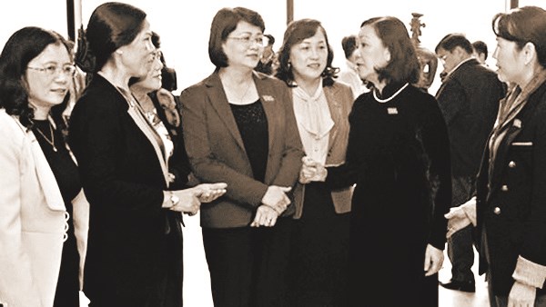Những nữ đại biểu Quốc hội giải lao trong kỳ họp (ảnh int)