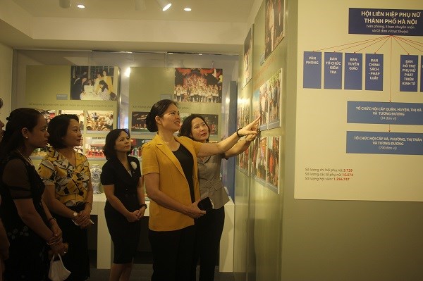 Bà Hà Thị Nga - Bí thư Đảng đoàn, Chủ tịch Hội LHPN Việt Nam tham quan Phòng Truyền thống phụ nữ Thủ đô tại Hội LHPN Hà Nội