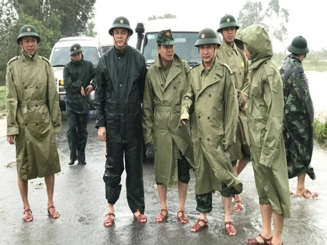 Thiếu tướng Nguyễn Văn Man, Phó tư lệnh Quân khu 4 (thứ hai từ phải qua, hàng đầu), thị sát tình hình mưa lũ và chỉ đạo công tác cứu hộ, giúp đỡ người dân tại huyện Phong Điền, Thừa Thiên Huế vào ngày 11/10. Ảnh: Quân khu 4.
