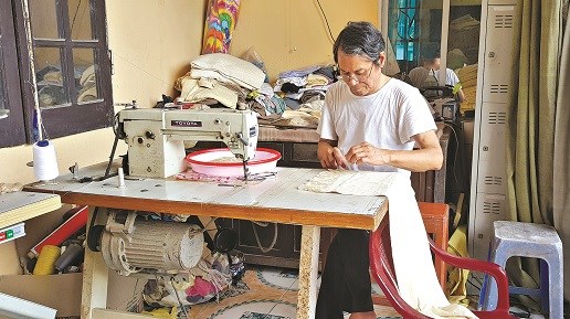 Ông Lê Đăng Hạ (chồng bà Thuận) người luôn đồng hành cùng bà trong nghề dệt tơ