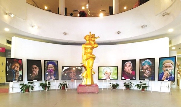Bức tượng “Người mẹ Việt Nam” đặt ngay tại sảnh ra vào của Bảo tàng Phụ nữ Việt Nam.