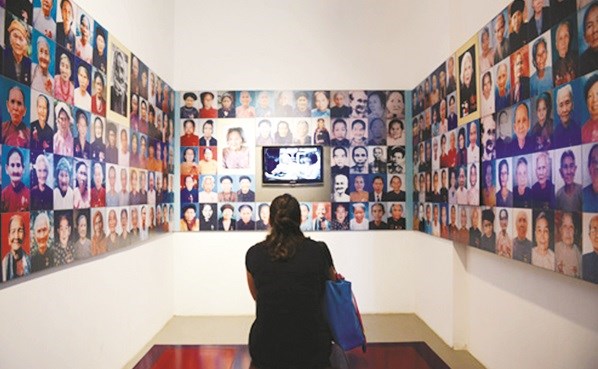 Du khách tham quan không gian trưng bày tư liệu, hình ảnh, clip về các Mẹ Việt Nam Anh hùng.